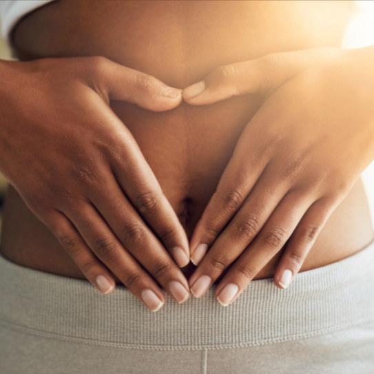 Hände schützend vor dem Bauch Hände schützend vor dem Bauch